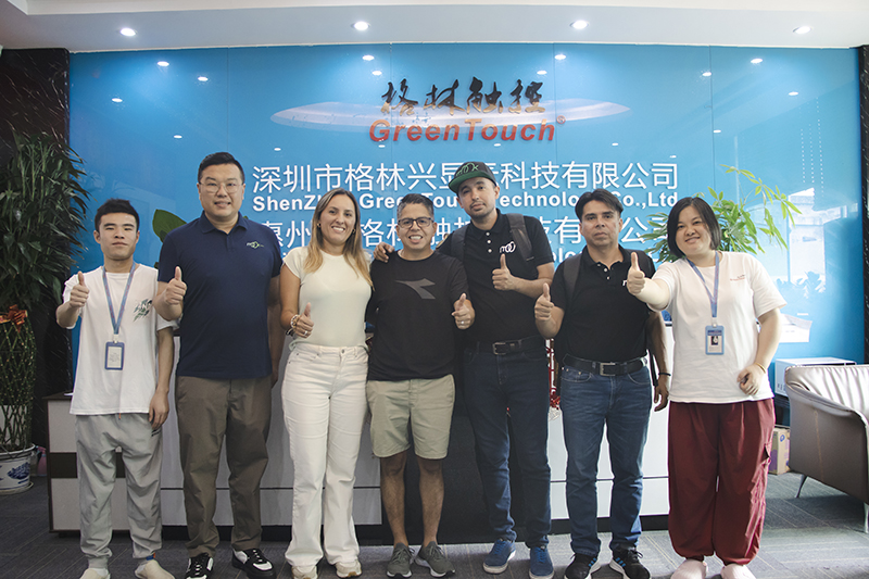 Receive visits from Colombian customers