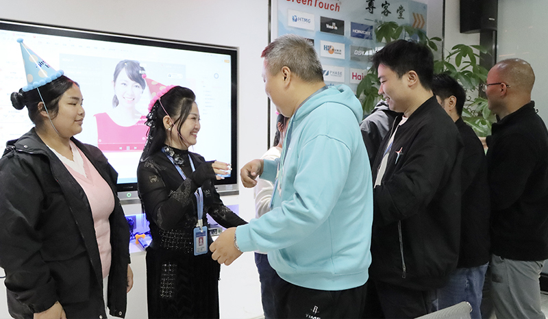 Warmth walks together and celebrates birthday together