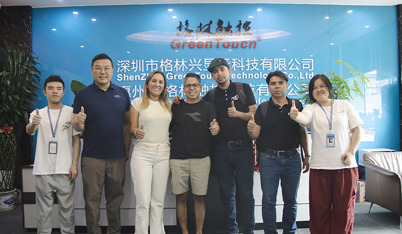 Receive visits from Colombian customers